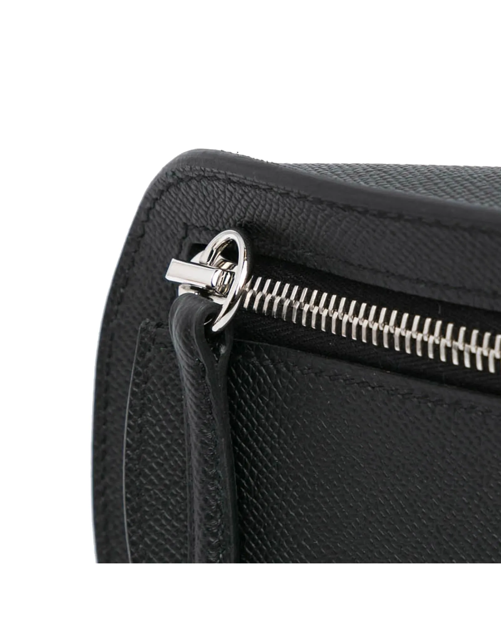 Elegant Leather Crossbody Bag with Adjustable Strap and Zip Closure