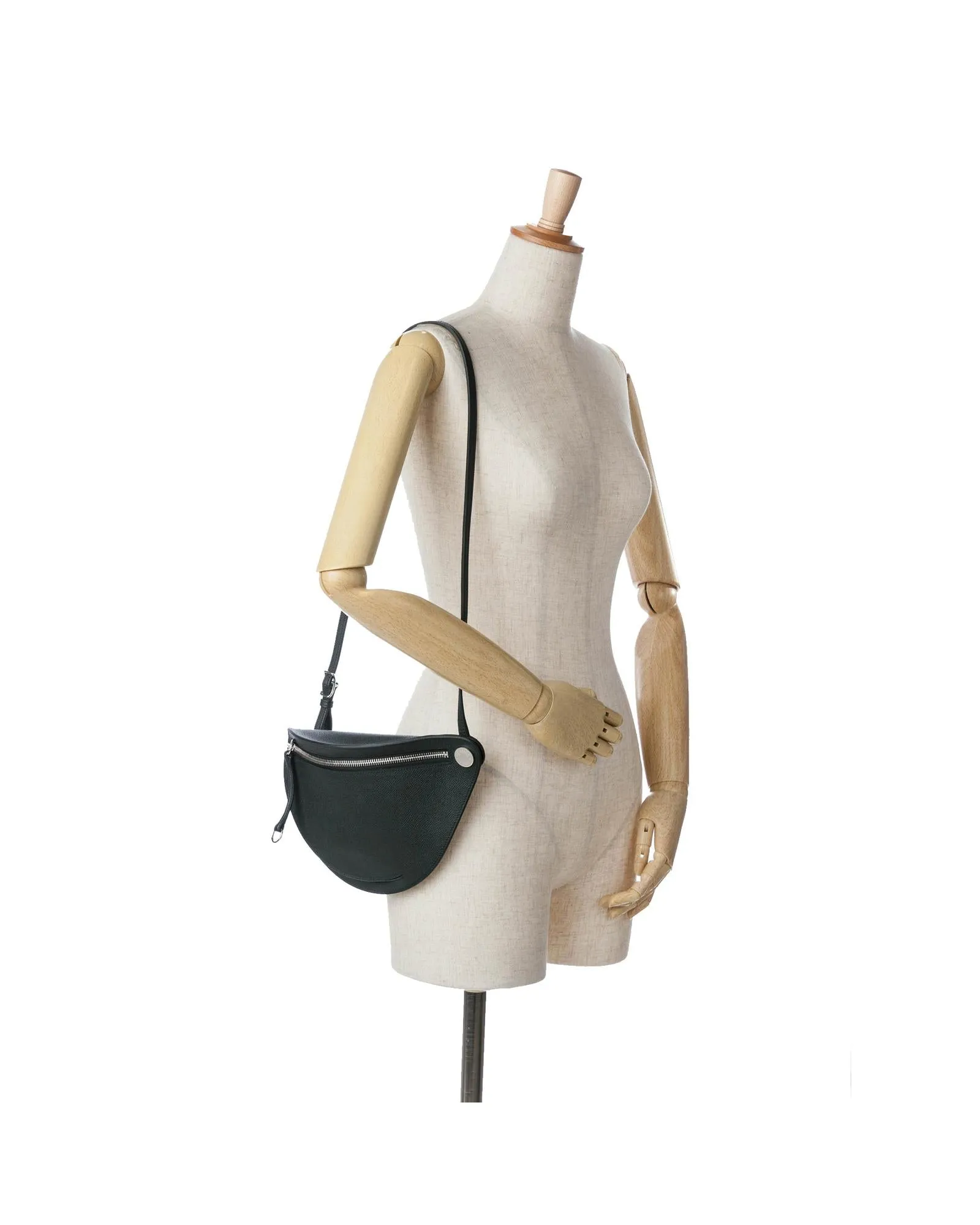 Elegant Leather Crossbody Bag with Adjustable Strap and Zip Closure